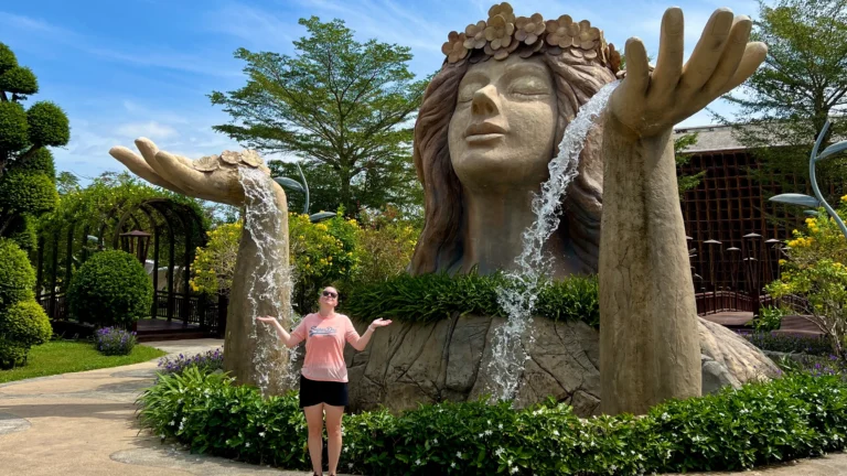 Phu Quocin saarella Grand World puistossa, jossa patsaan käsistä tulee vesiputoukset.