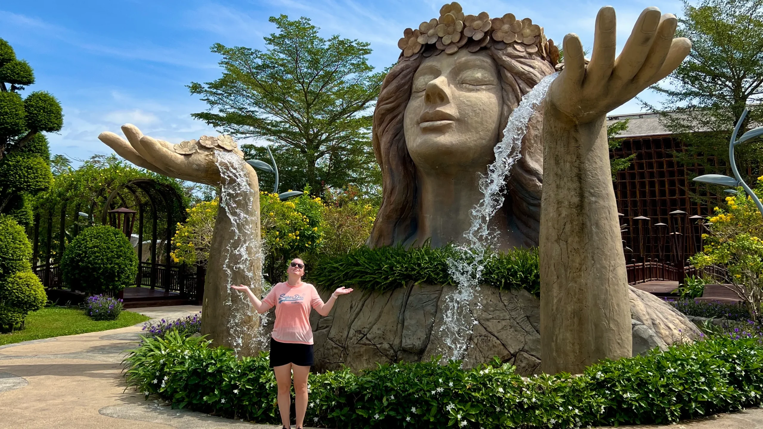 Phu Quocin saarella Grand World puistossa, jossa patsaan käsistä tulee vesiputoukset.