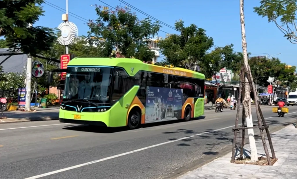 Sähköbussi Phu Quocin saarella Vietnamissa.