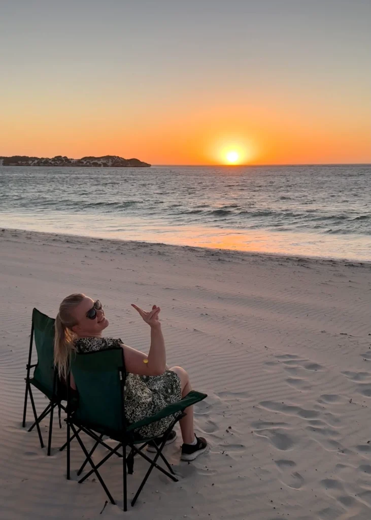 Sandy Cape Recreation Park rannalla istumassa auringonlaskun aikaan.