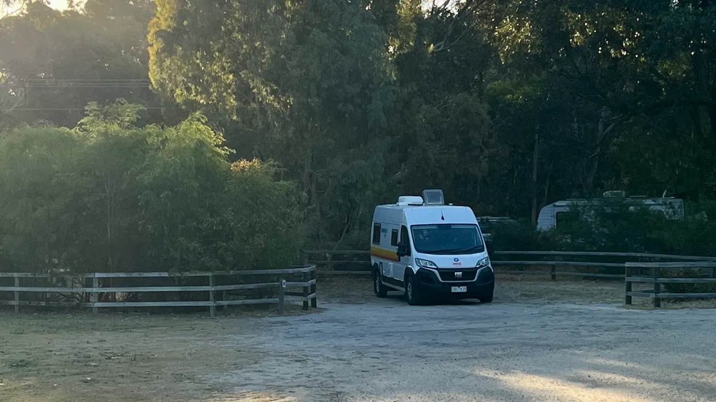 Retkeilyauto parkissa Henry White Oval Campground