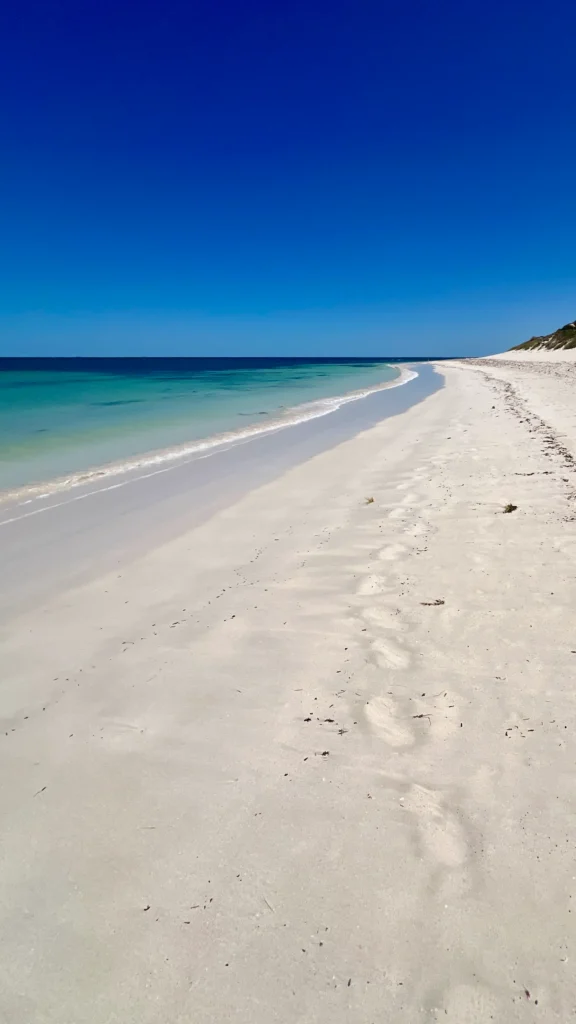 Sandy Cape Recreation Park ranta aamualla.