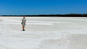 Leemanin suolajärvellä seisomassa Länsi-Australiassa.