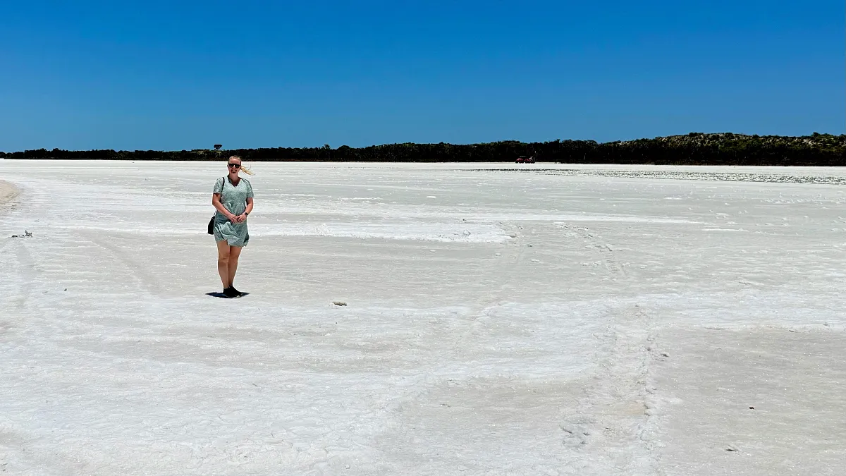 Leemanin suolajärvellä seisomassa Länsi-Australiassa.