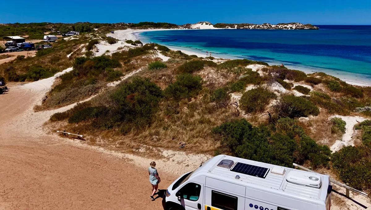 Sandy Cape Campground leirintäalue Länsi-Australian rannikolla.