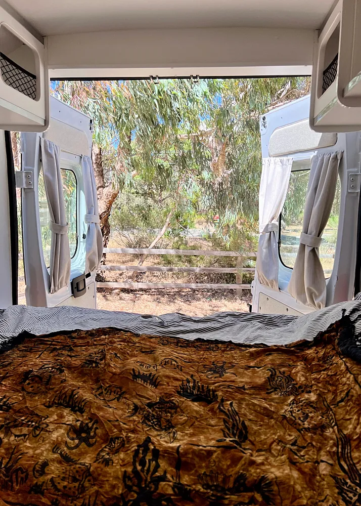 Yanchep kansallispuiston leirintäalueella retkeilyauton takaovet auki.