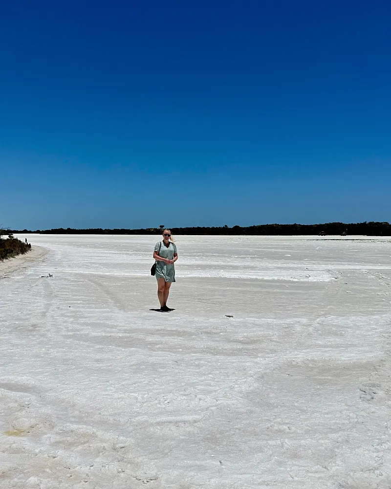 Leemanin valkoisella hohtavalla suolajärvellä.