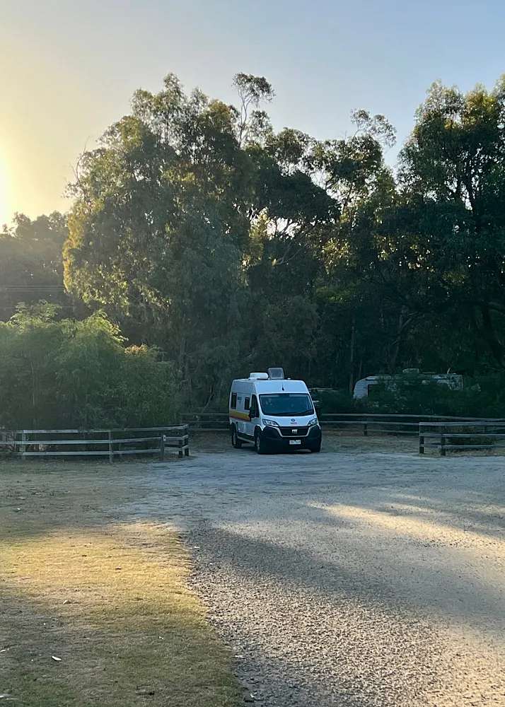 Yanchep kansallispuiston leirintäalueella retkeilyauto parkissa.