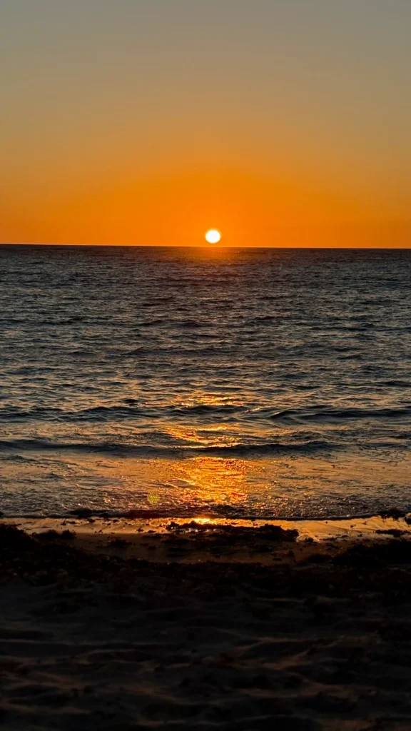 Auringonlasku Coronation beachillä Länsi-Australiassa.