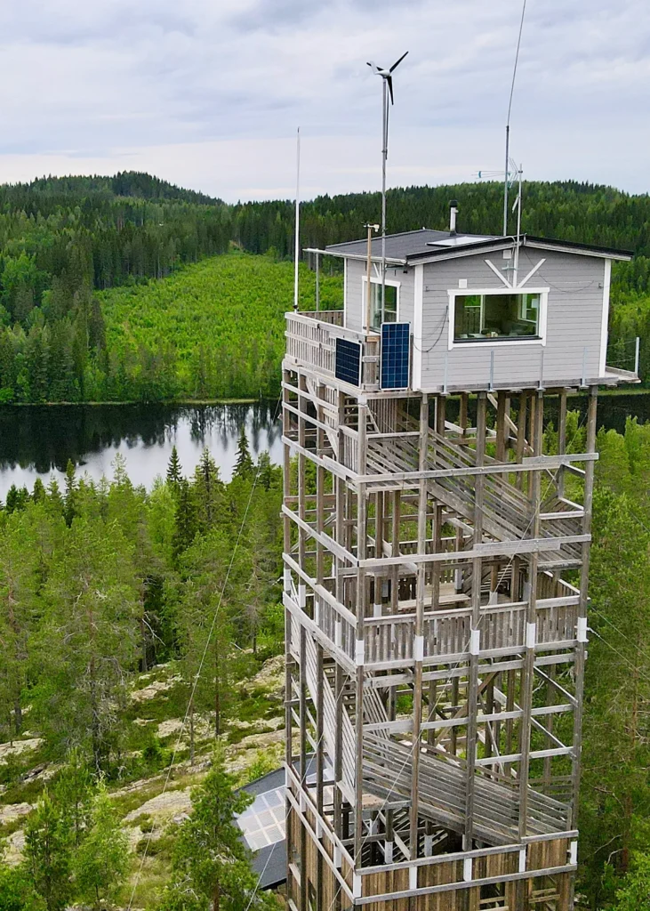 Häähninmäen näkötornissa on mökki päällä.