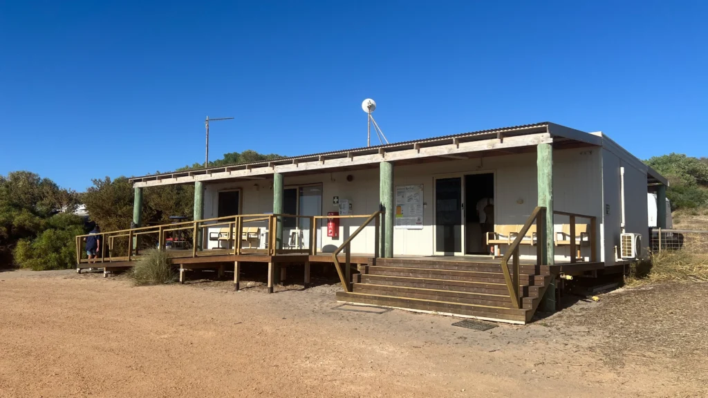 Coro Parkin vastaanottorakennus Coronation beachillä Länsi-Australiassa.