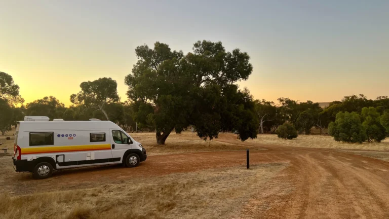 Karda campground, länsi-australiassa retkeilyauto parkissa.