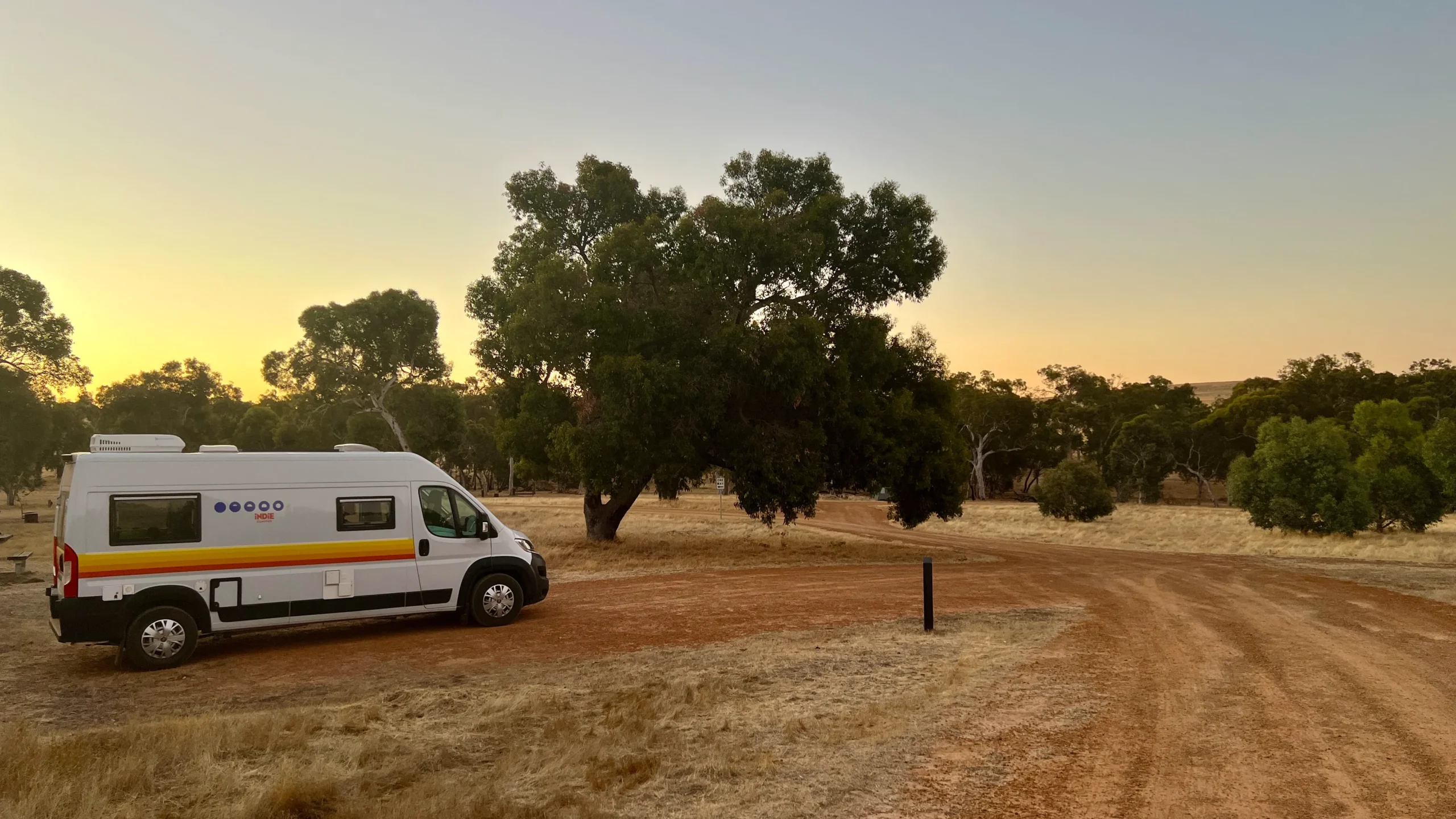 Karda campground, länsi-australiassa retkeilyauto parkissa.