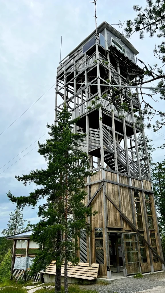 Häähinmäen näkötorni kohoaa korkealle mäen päällä.