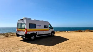 Retkeilyauto hiekkakentällä merimaisemalla Länsi-Australiassa.