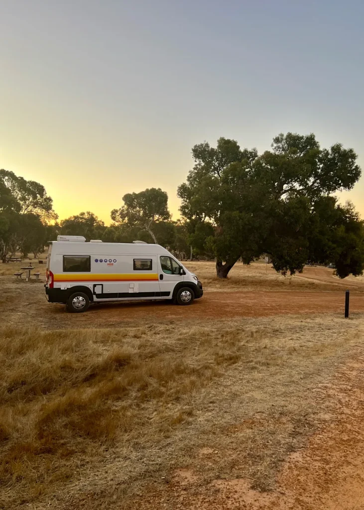 Retkeilyauto parkissa Karda leirintäalueella kansallipuiston lähellä Länsi-Australiassa.