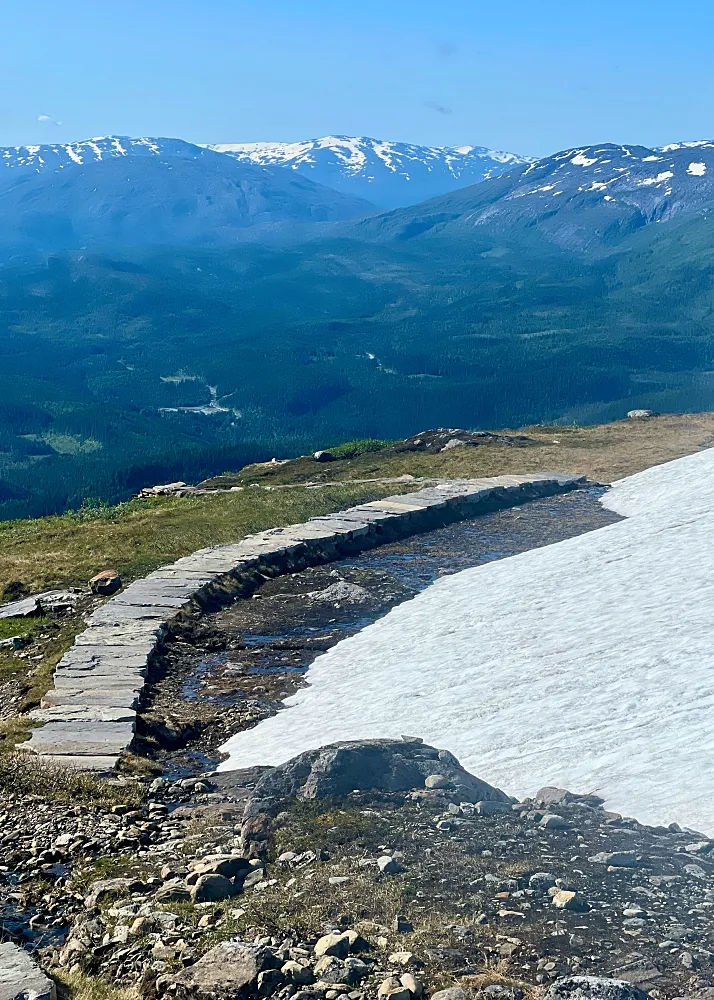 Helglandstrappan reitillä lunta vielä heinäkuussa.
