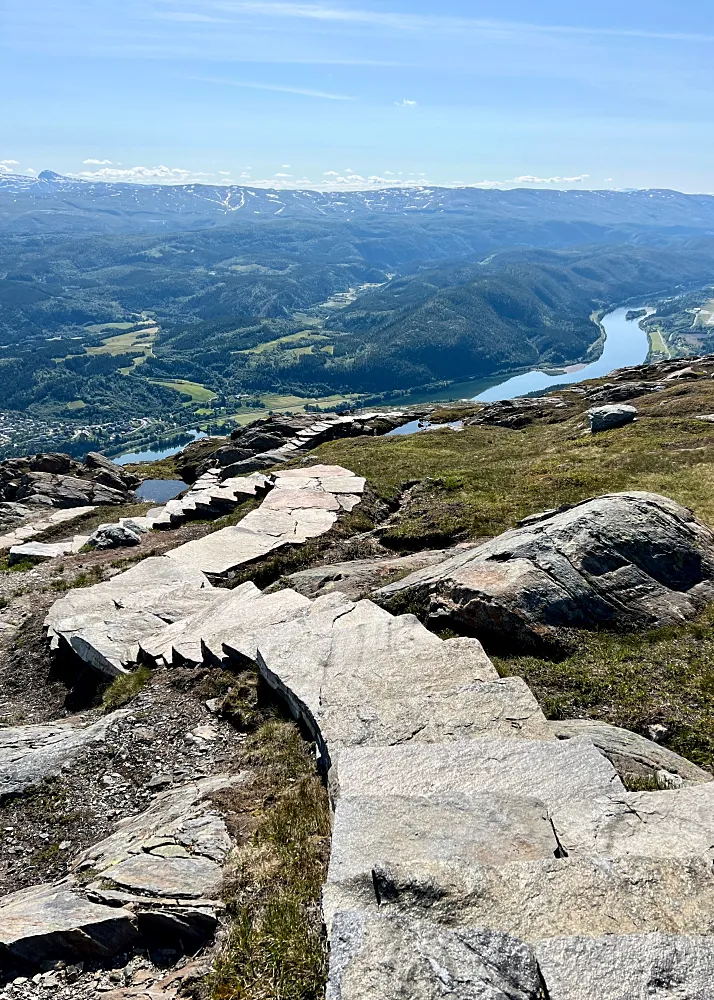 Helglandstrappan maisemia portaikkoa alaspäin.