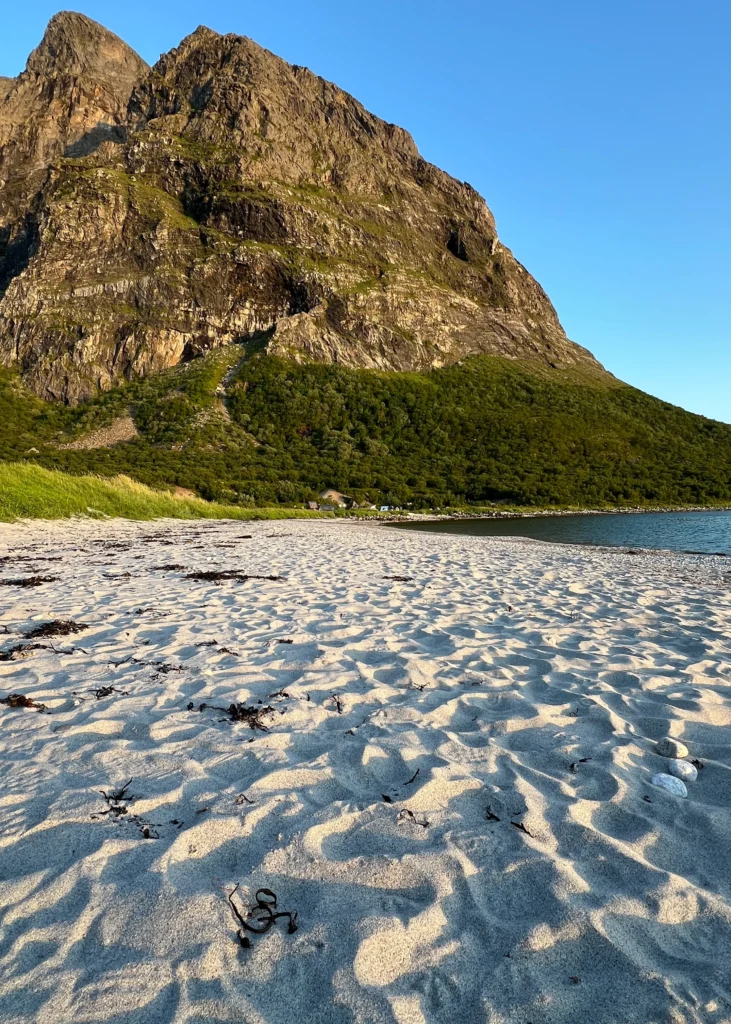 Breivikan rannalla ja Donnamannen taustalla ilta-auringon valossa.