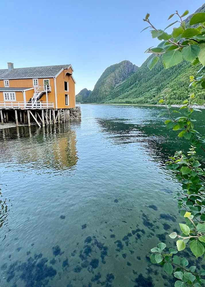 Mosjoen puutalo veden päällä.