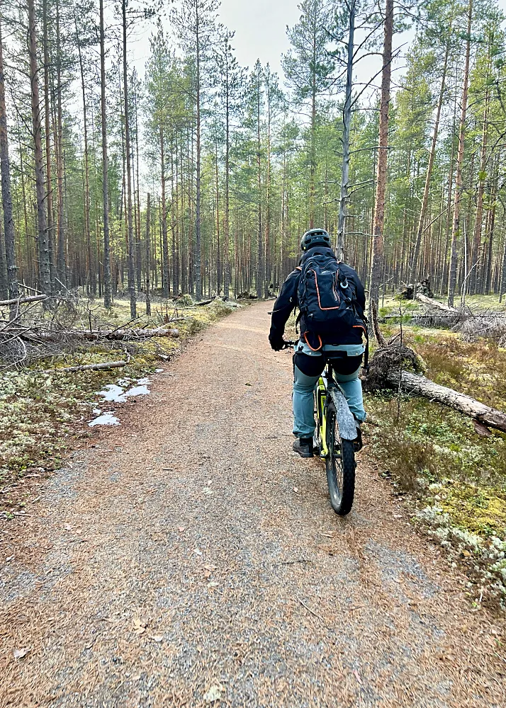 Rokualla maastopyöräilemässä.