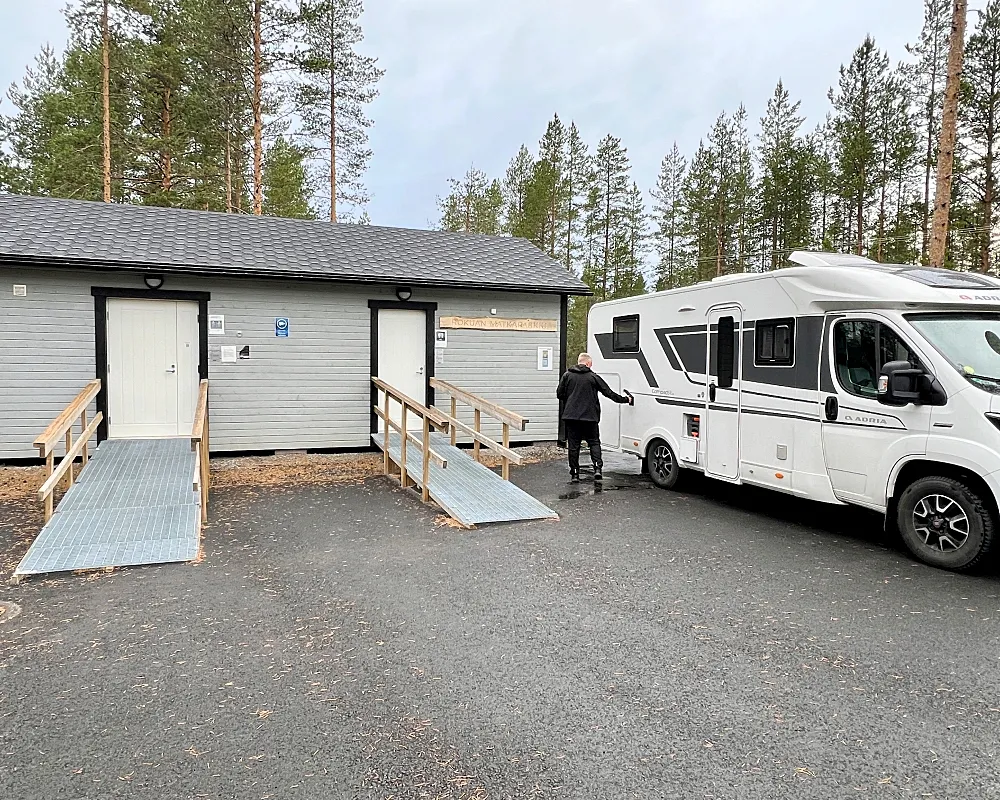 Utajärven kunnan matkaparkki Rokuan kansallispuistossa. kuvassa huoltorakennus ja matkailuauto.