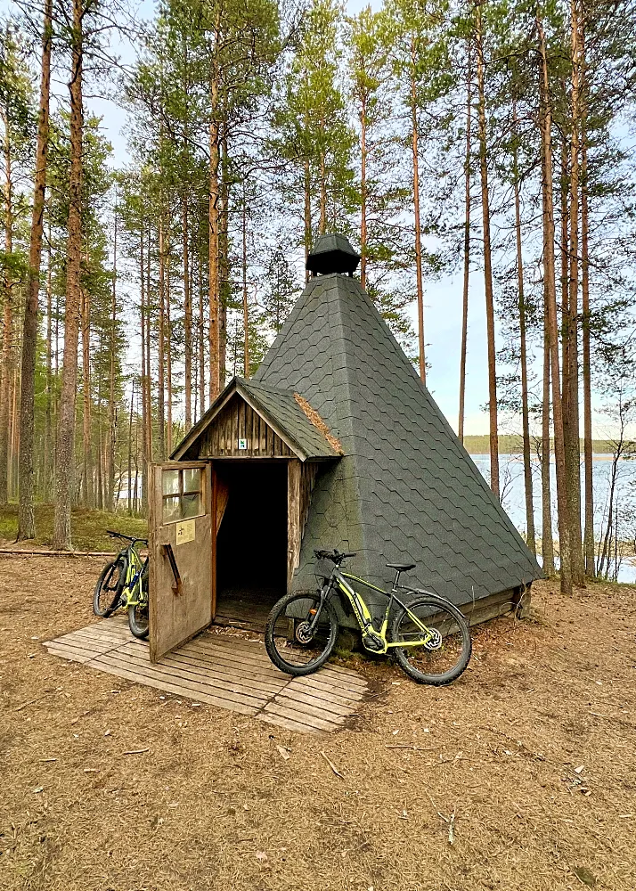 Rokuanjärven kota Rokuan kansallispuistossa.