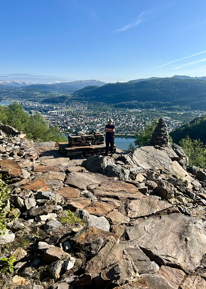 Helglandstrappan taukopaikalla Mosjoen taustalla.