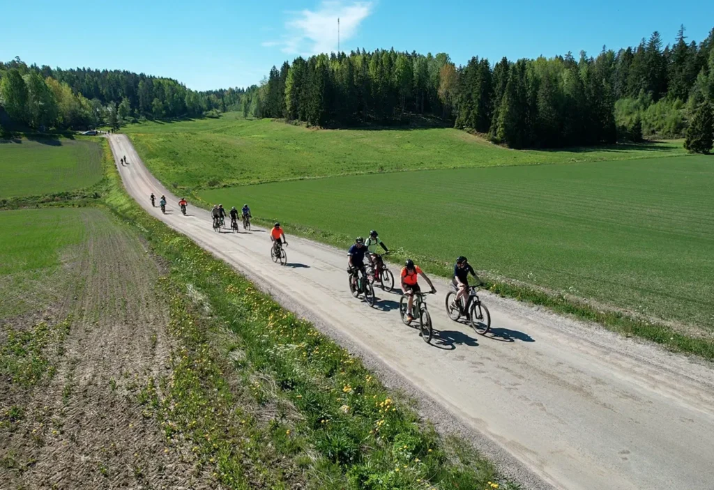 Pyöräilijöitä Gravel-reitillä Lohjanjärven Ympäripyöräilyssä. Kuva: Jani Peräkylä