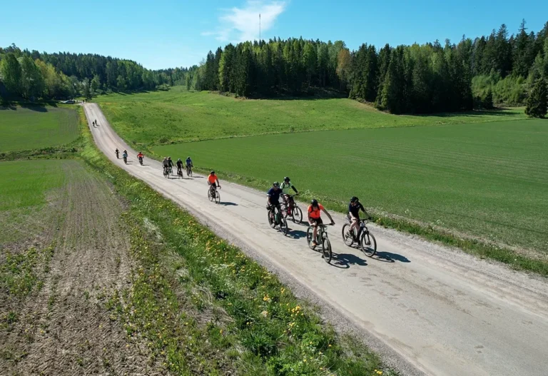 Pyöräilijöitä Gravel-reitillä Lohjanjärven Ympäripyöräilyssä. Kuva: Jani Peräkylä