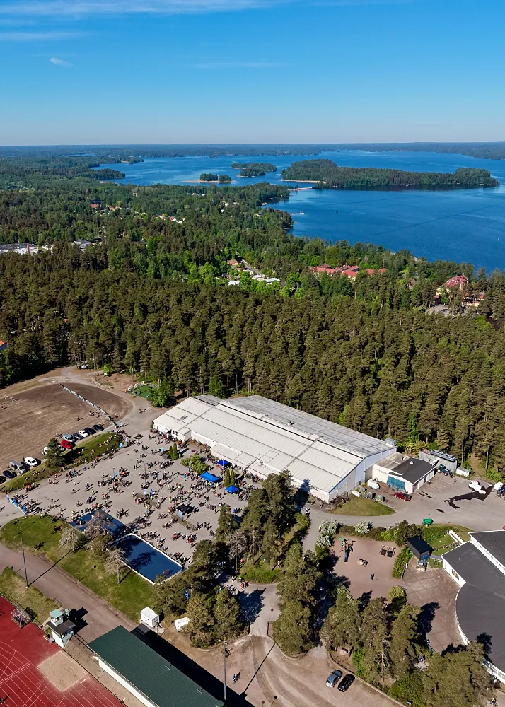 Lohjanjärven Ympäripyöräilyn lähtöalue yläilmoista, Lohjanjärvi taustalla.
