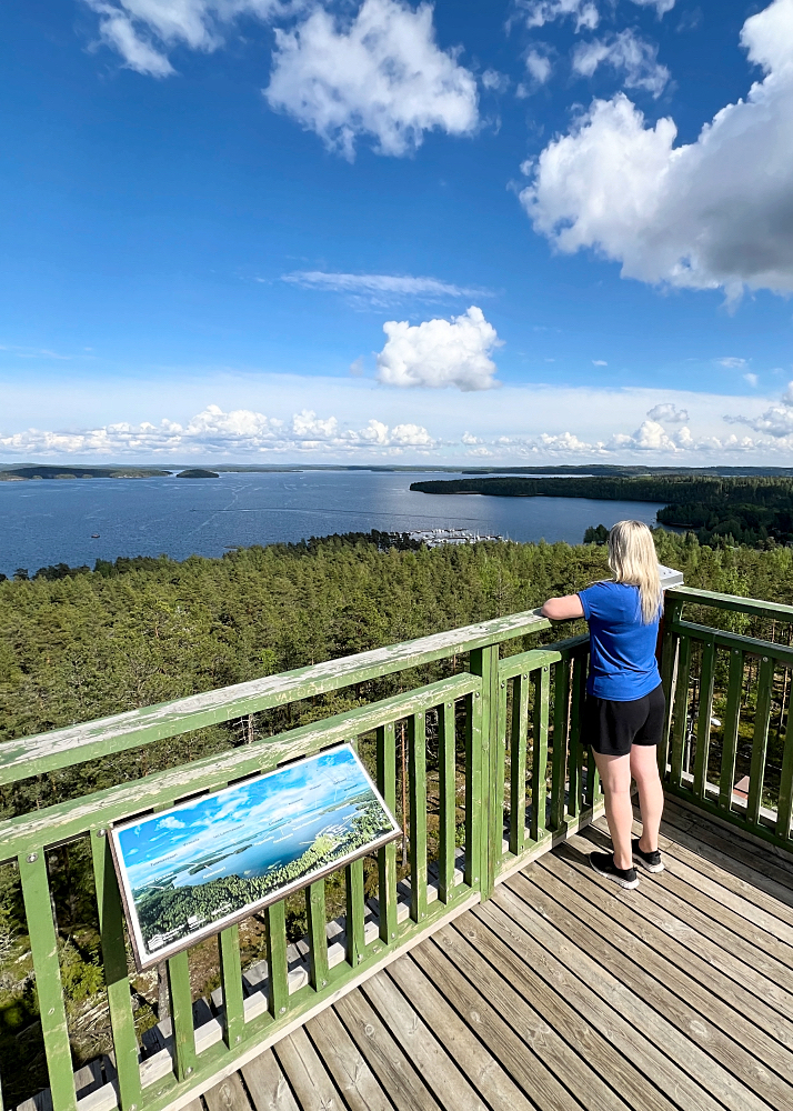 Maiseman katselua Päijänteelle päin Iso-Tuomaksen maisematornissa.