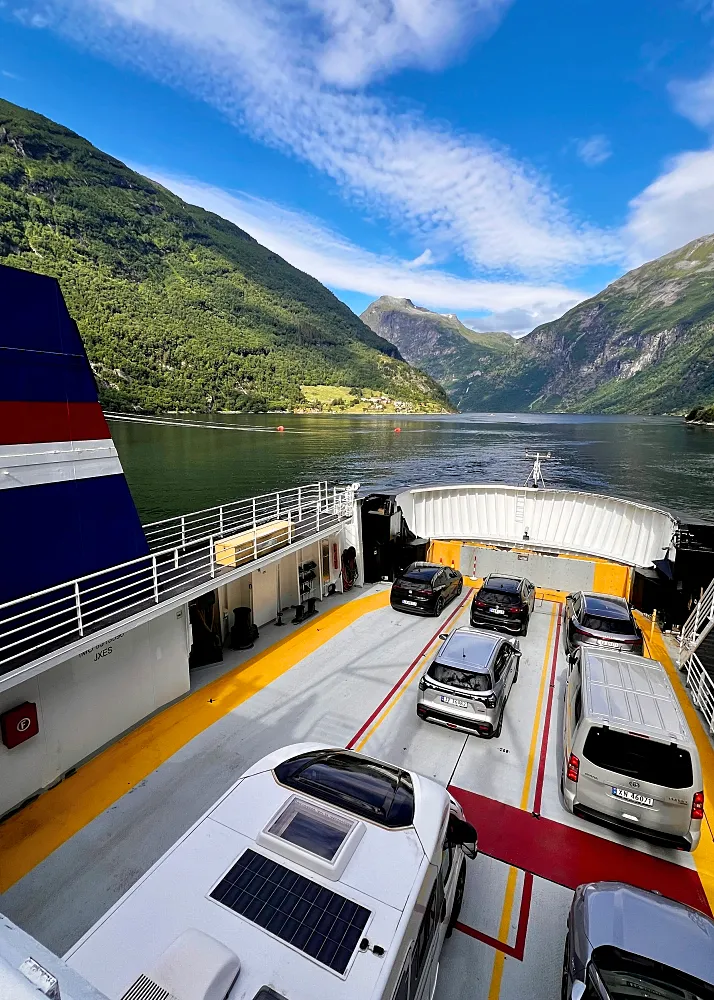 Muutama auto Geiranger - Hellesylt välin autolautalla vuonomaisemissa.