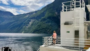 Geiranger - Hellesylt välin autolautalla vuonomaisemissa seisomassa kannella.