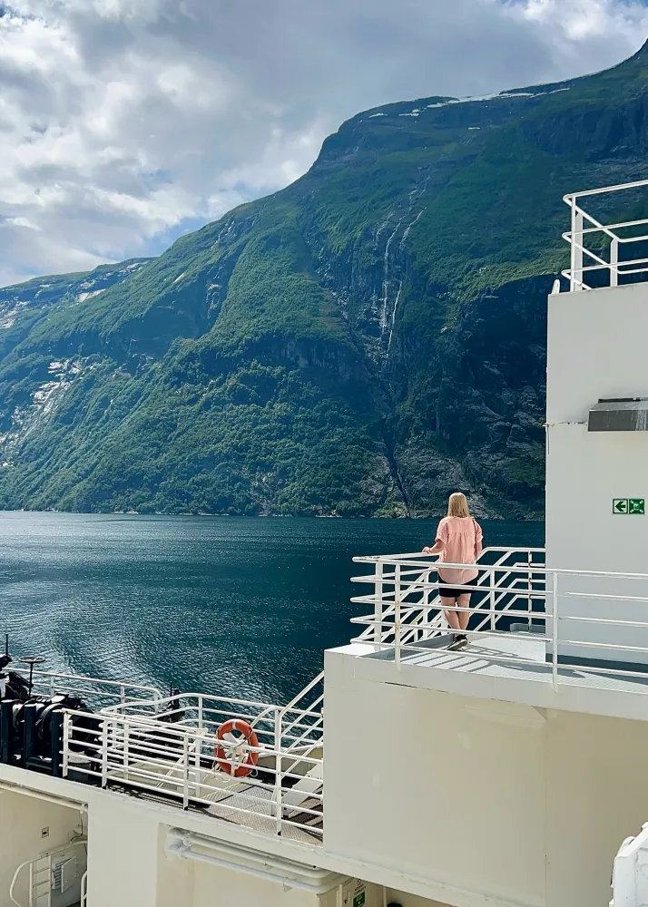 Geiranger - Hellesylt välin autolautalla vuonomaisemissa seisomassa kannella.