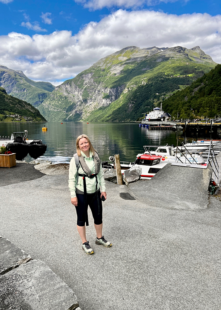 Pelastusliivit päällä odottamassa ribveneelle siirtymistä Geirangerissa.