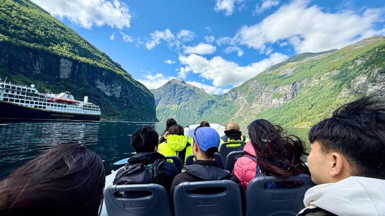 Ribveneen kyydissä kohti Skageflå patikointireitin lähtöpistettä Geirangerissa Norjassa.