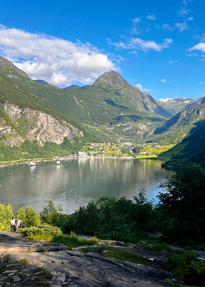 Maisemat patikointireitiltä, taustalla kauempana näkyy Geiranger.