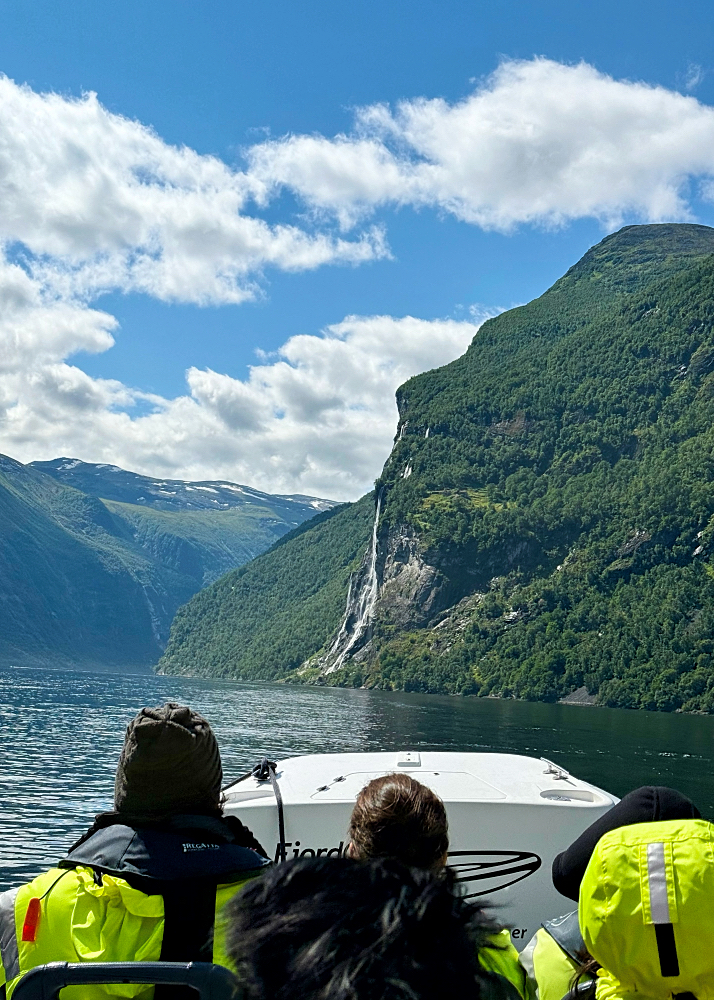 Rib-veneen kyydissä Skageflån patikointireitin lähtöpisteeseen.