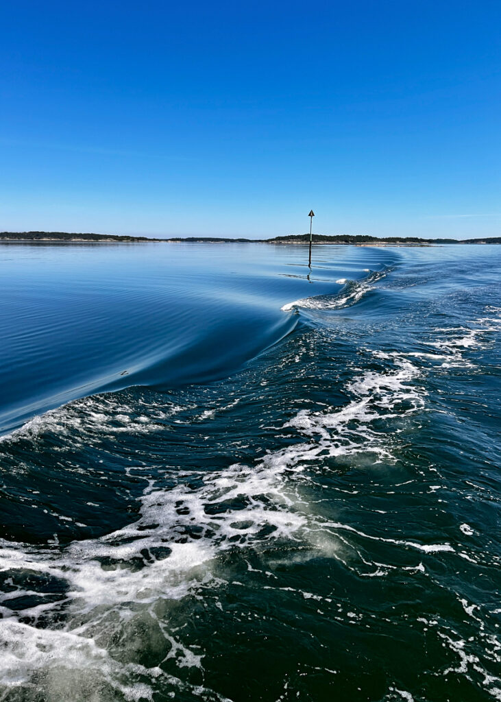 Upea tyyni ja sininen merimaisema lauttavälillä Roslax-Torsholma.