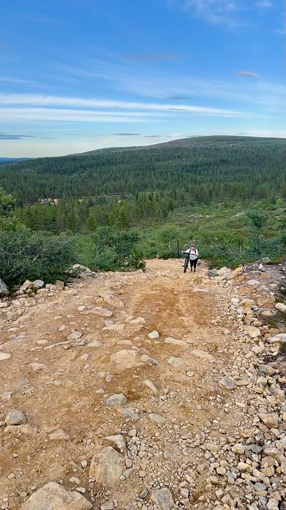 Jyrkkä nousu Luulammelta Kiilopään suuntaan.