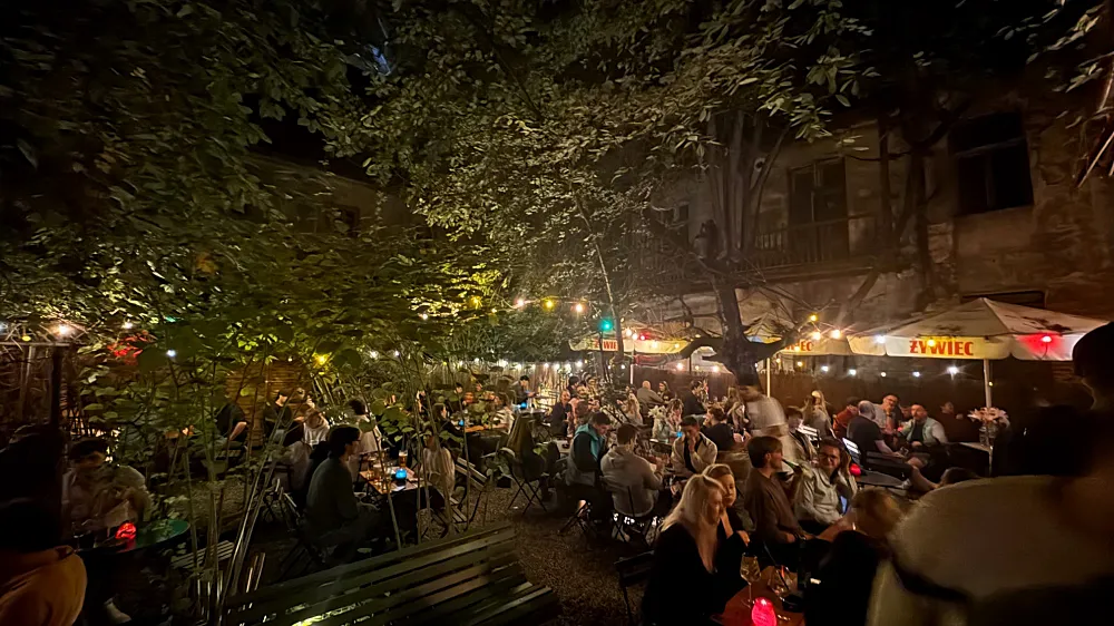 Kazimierz alueella on paljon baareja ja ravintoloita Krakovassa, kuva illalla.