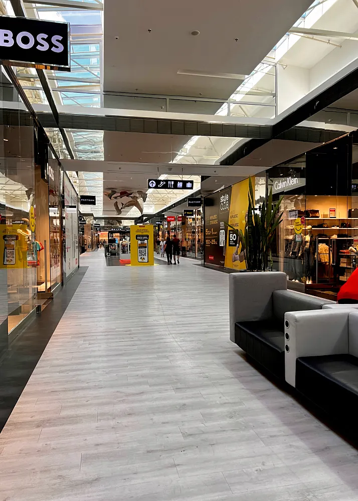 Factory outlet ostoskeskus Krakovassa lentokentän lähellä.