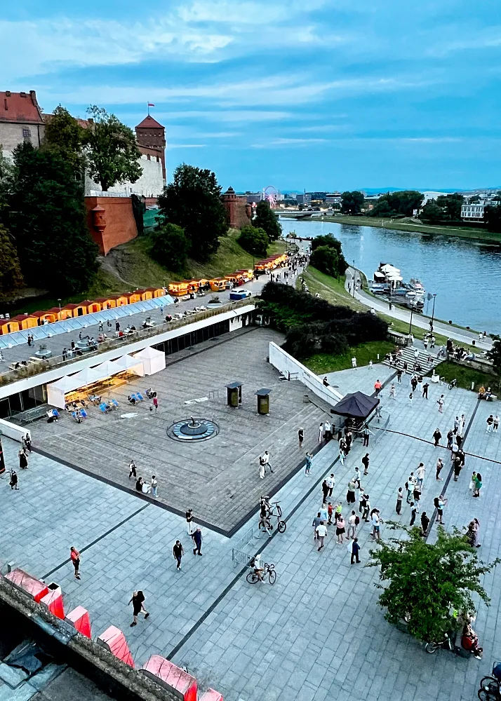 Maisema Hotel Pod Wawelemin kattoterassilta illalla Krakovassa.
